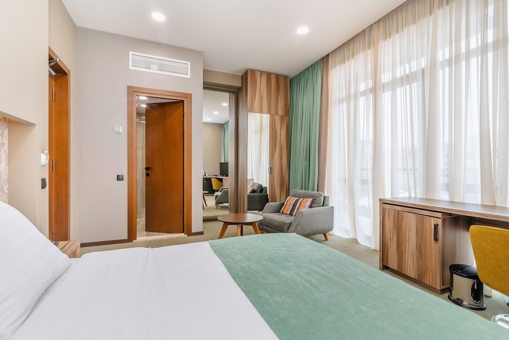 Standard Room, 1 King Bed, Non Smoking, Balcony