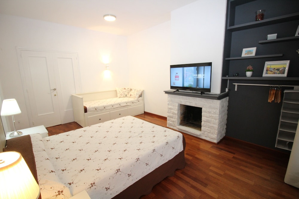 Quadruple Room, 2 Double Beds, Shared Bathroom, City View photo 3