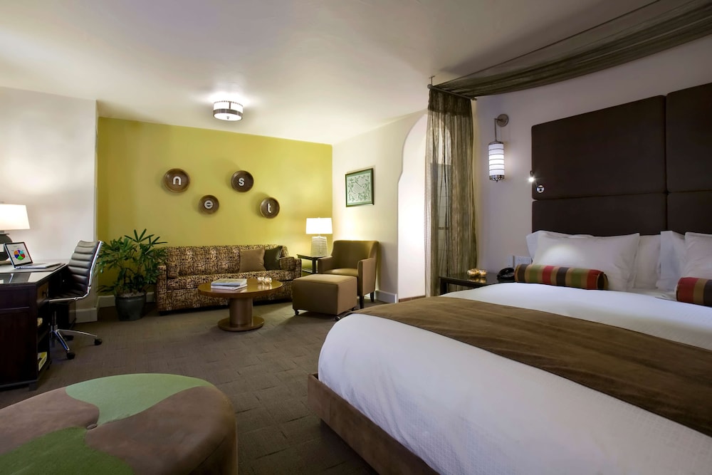 Deluxe Room, 1 King Bed (Sitting Area) photo 3