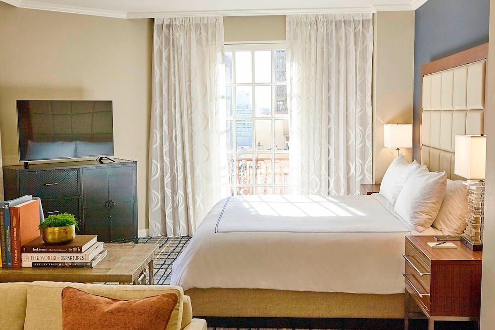 Junior Suite, 1 King Bed, Corner - Photo 2