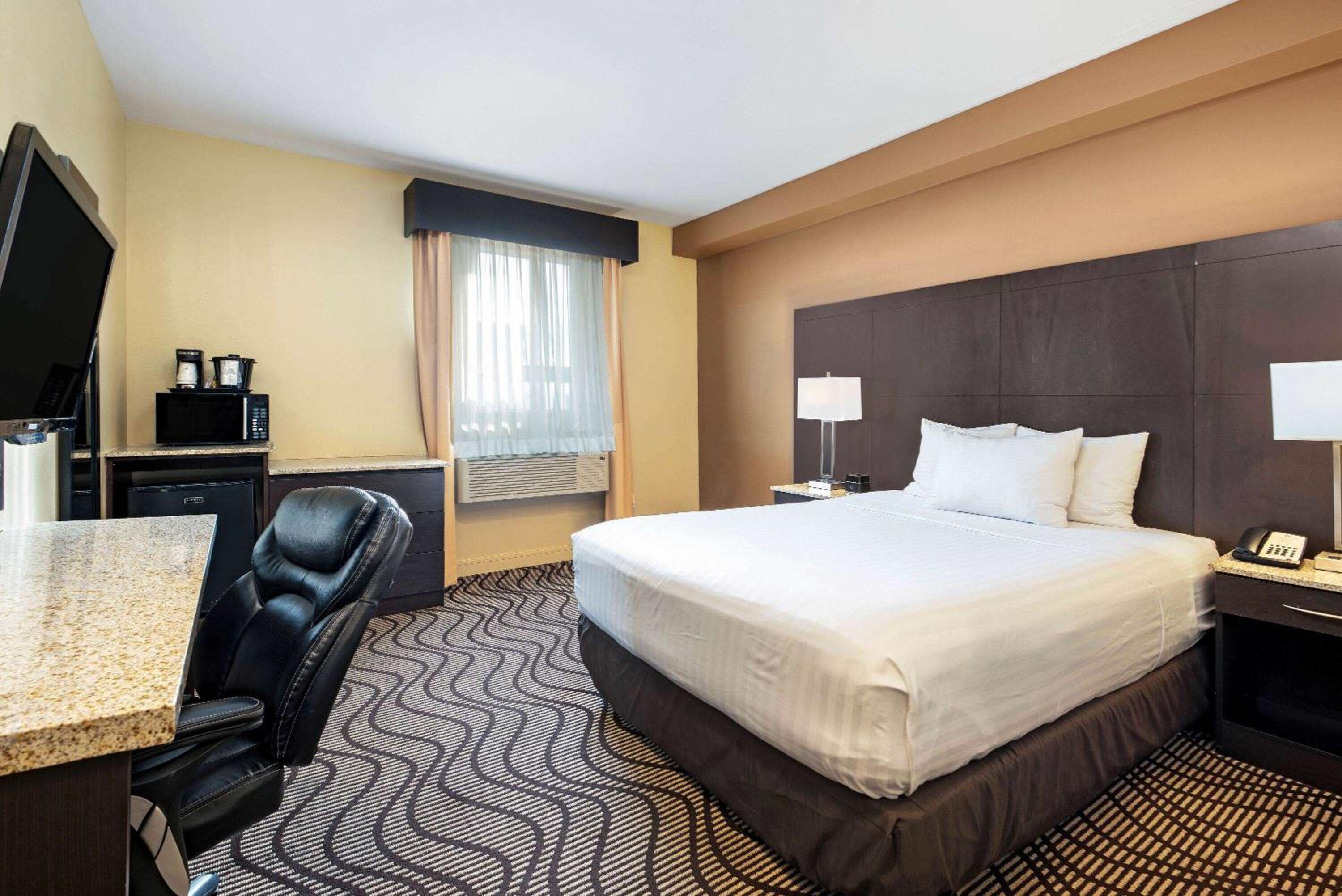 Queen Room - Disability Access photo 1