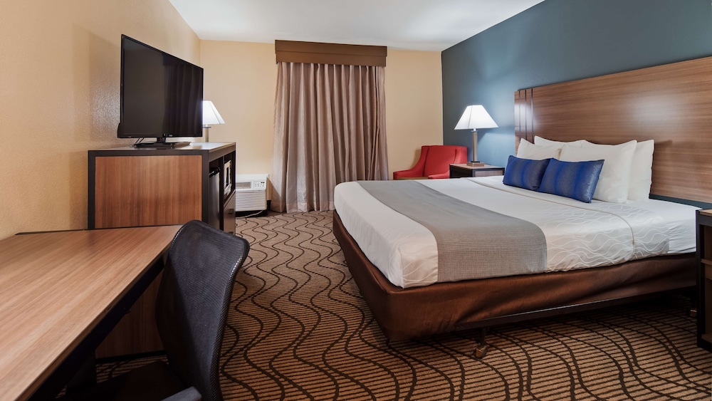 Standard Room, 1 King Bed, Non Smoking (with Sofabed) - Photo 2