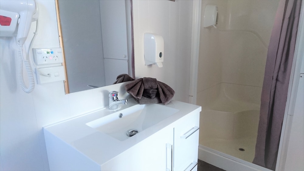 Basic Cabin, Ensuite - Photo 4