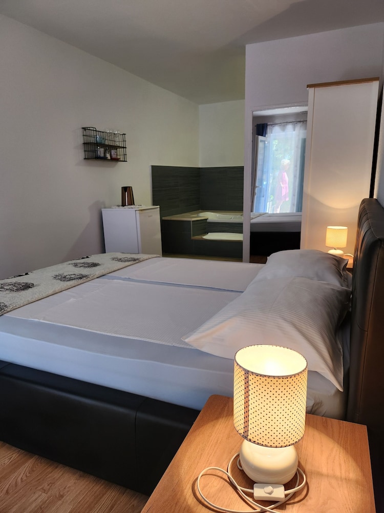 Room (S1)