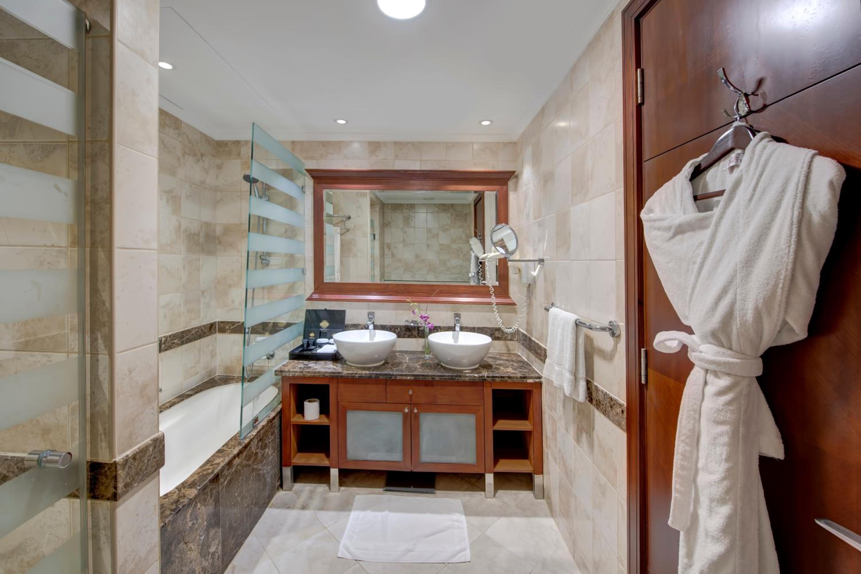 Executive Double Room & 20% Discount At Oro Lounge And Yamas Restaurant  photo 3