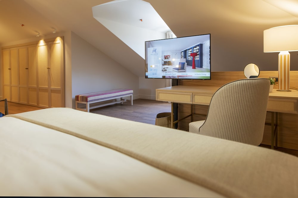 Attic Room - Photo 8