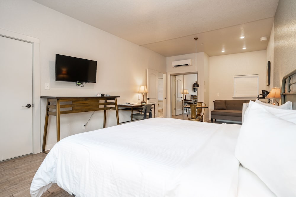Classic Room, 1 King Bed, Non Smoking photo 1