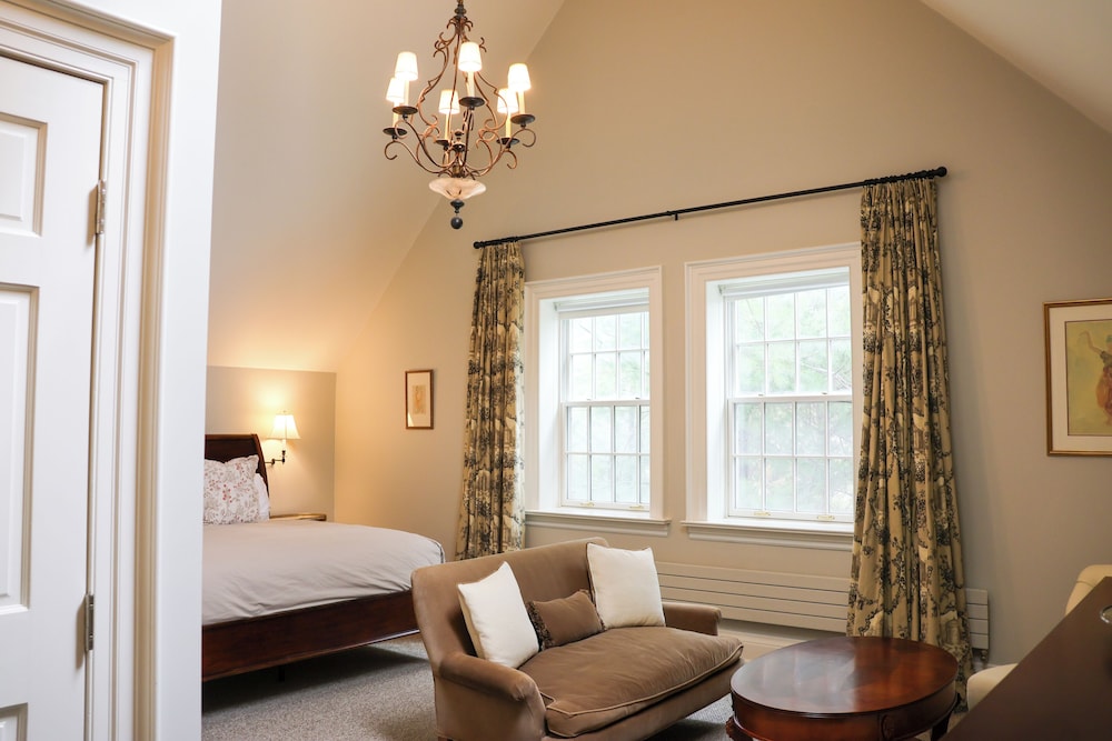 Deluxe Room, 1 King Bed photo 1