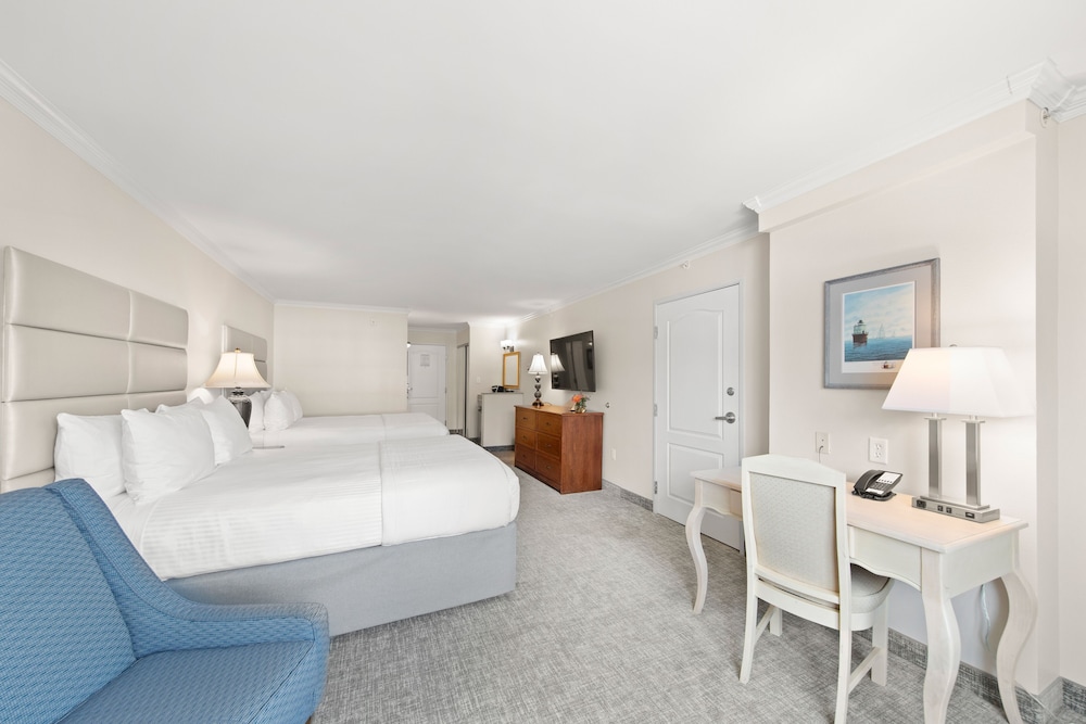 Deluxe Double Queen East View with Tub