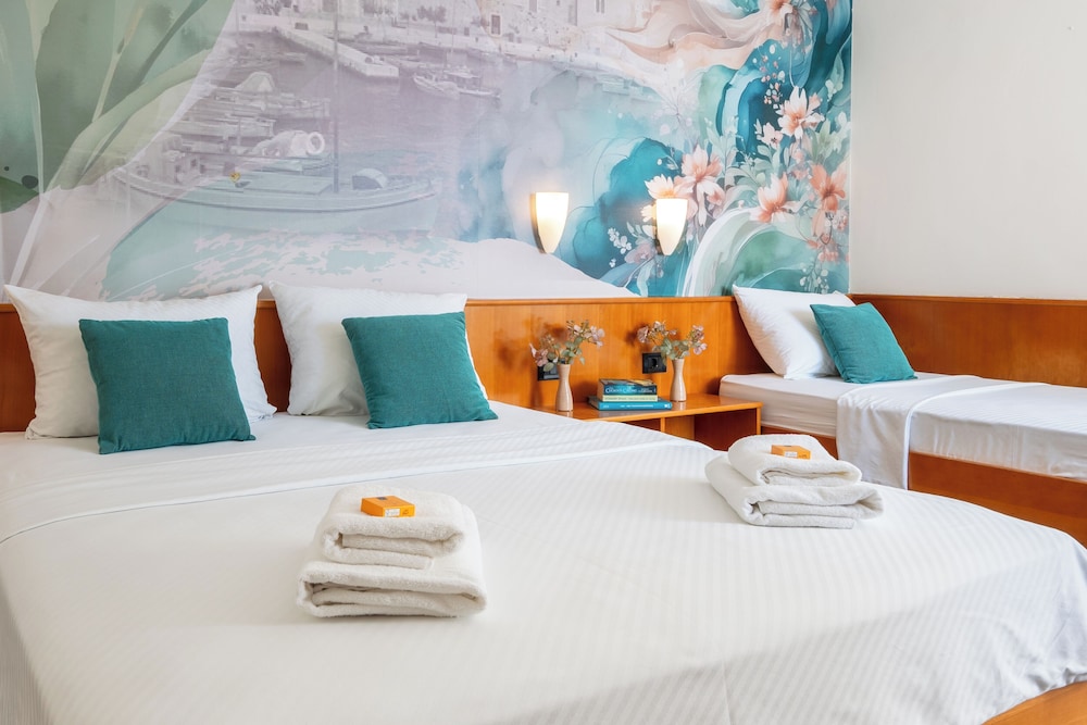 Standard Triple Room, Balcony, Partial Sea View