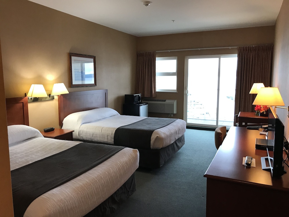 Standard Quadruple Room, 2 Queen Beds, Patio, Ocean View photo 1