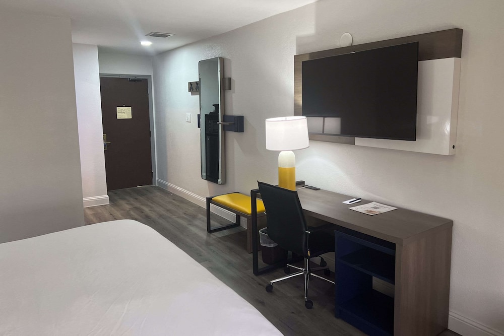 Suite, Non Smoking (1 King Bed, Efficiency, Upgrade) - Photo 3