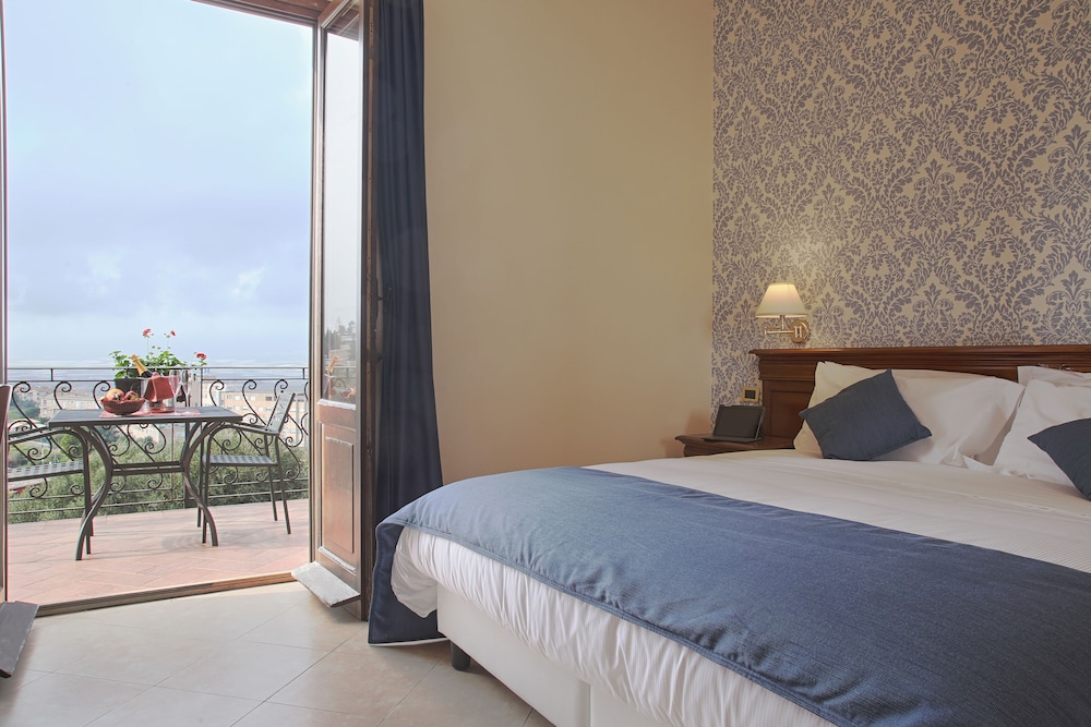 Deluxe Suite, Sea View - Photo 2