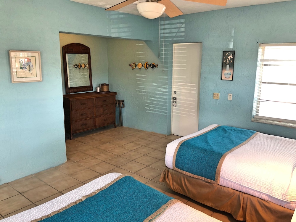 Cottage, 2 Queen Beds, Refrigerator & Microwave photo 3