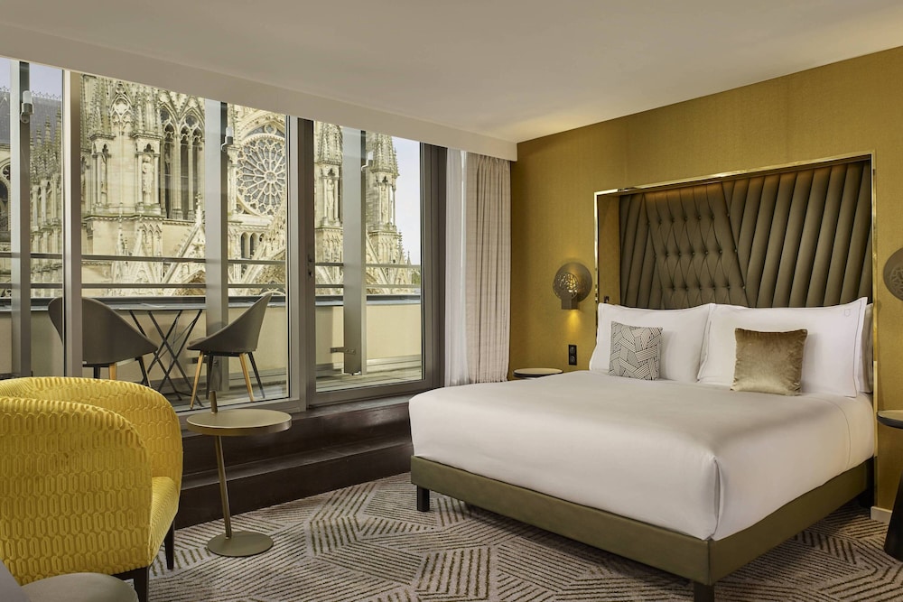 Junior Suite, 1 King Bed, Balcony (Cathedral View) - Photo 14