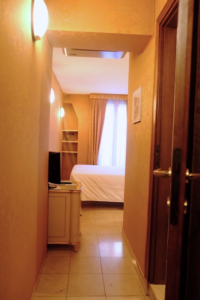 Romantic Double or Twin Room, 1 Bedroom, Courtyard View, Tower photo 1