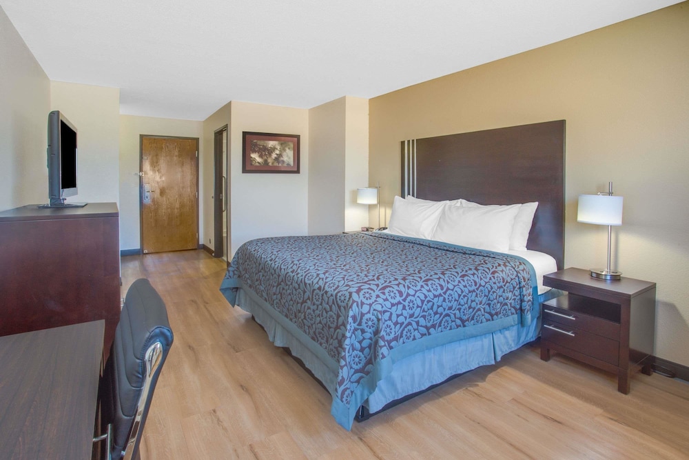 Room, 1 Queen Bed, Accessible - Photo 4