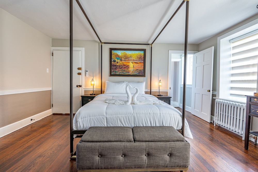 Colonial Room 4 photo 1
