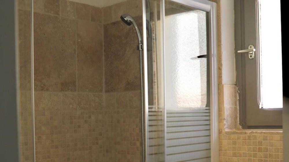 Basic Studio, Ensuite, City View photo 3