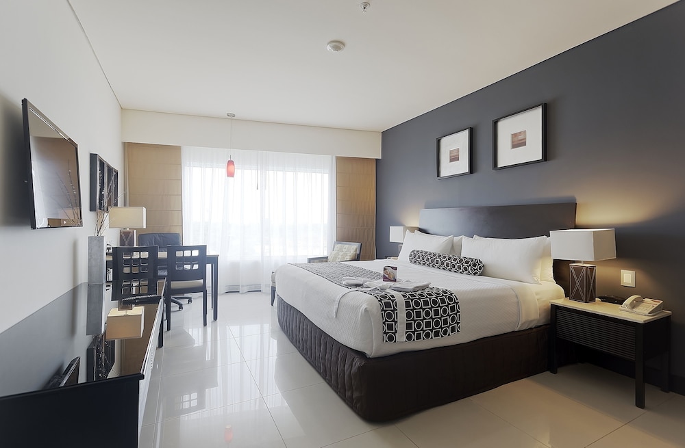 Suite, 1 Bedroom - Photo 2