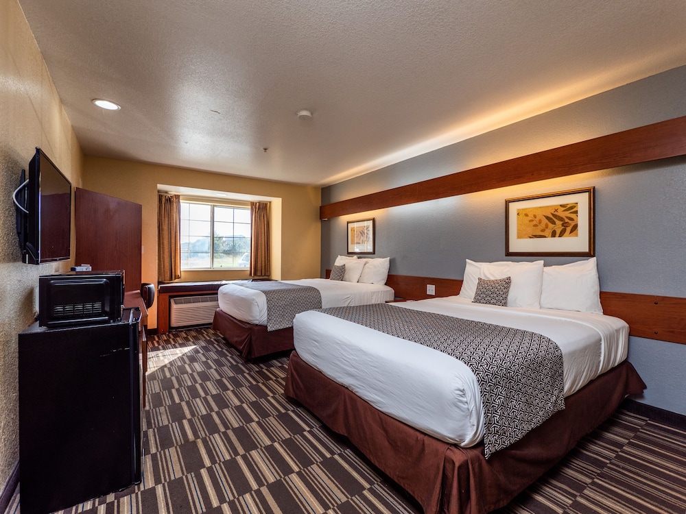 Room, 2 Queen Beds, Accessible, Non Smoking (Mobility/Hearing/Roll-In Shower) - Photo 2