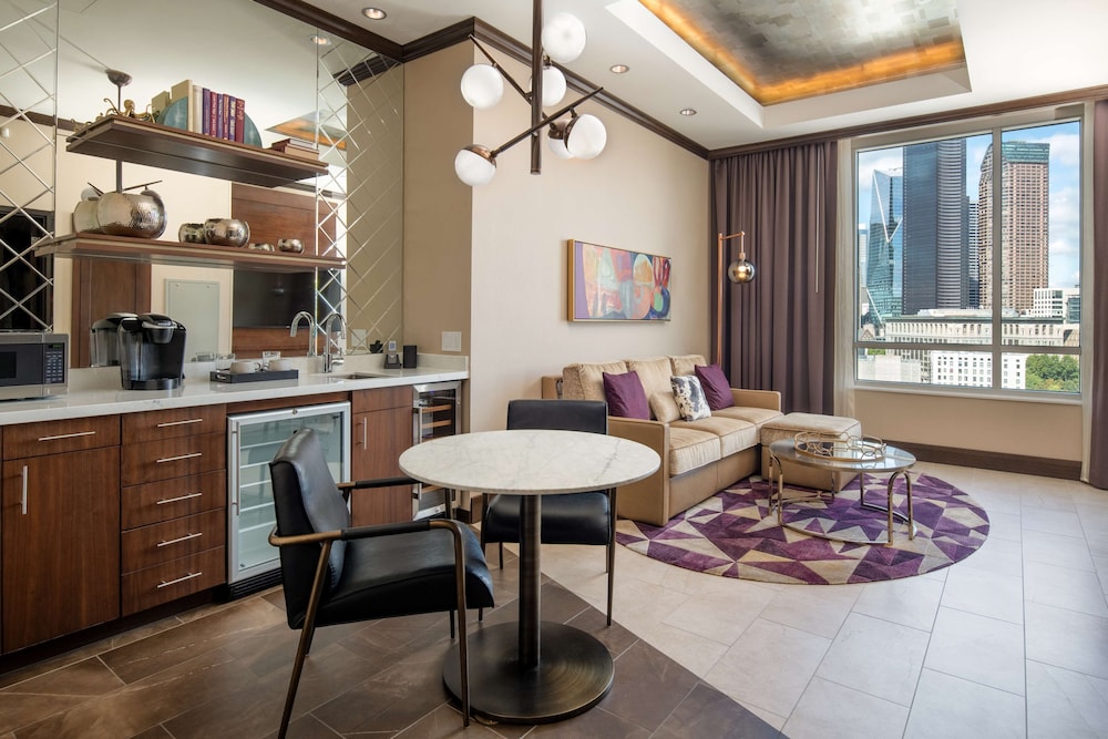 Penthouse, 1 King Bed (Skyline)