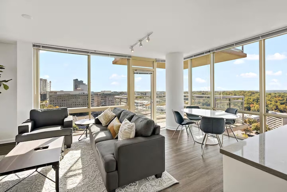 Luxury Apartment, 2 Bedrooms, Pets Allowed, City View