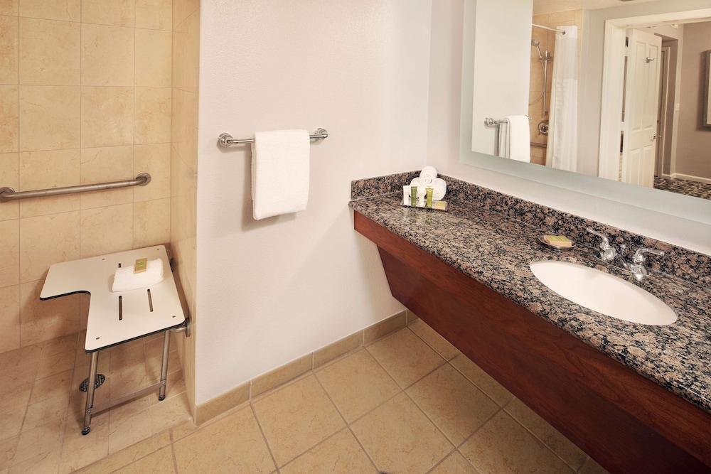 Room, Multiple Beds, Accessible (Mobility, Transfer Shower) thumbnail 5