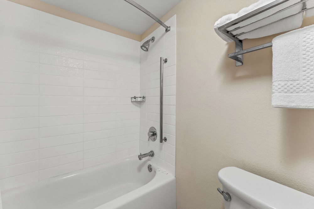 Room, 2 Queen Beds, Accessible, Non Smoking - Photo 6