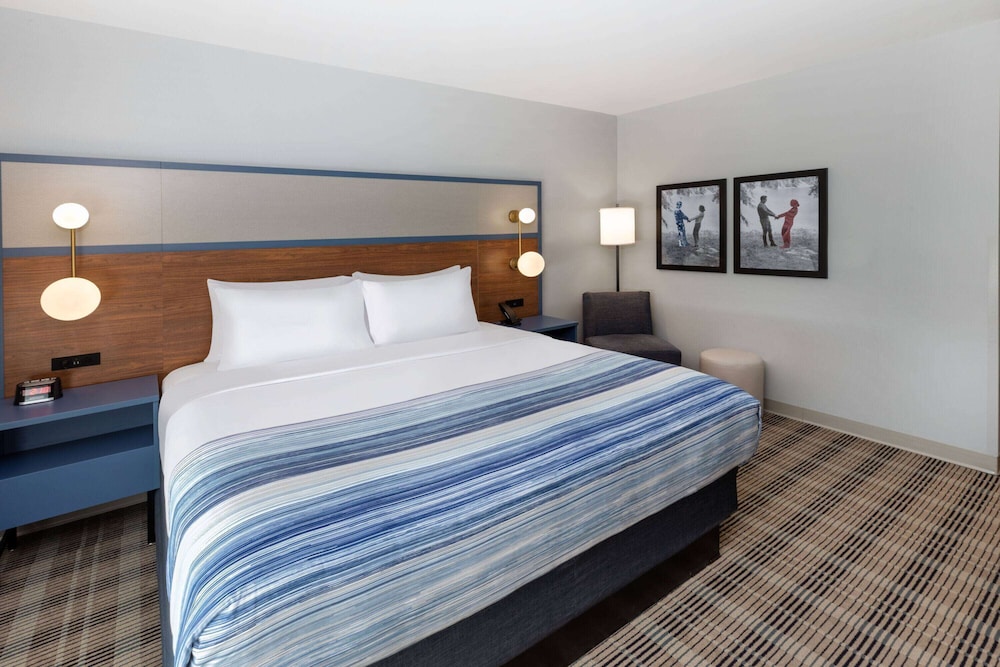 Suite, 1 King Bed, Accessible, Non Smoking (Hearing, Bathtub w/Grab Bars) - Photo 2