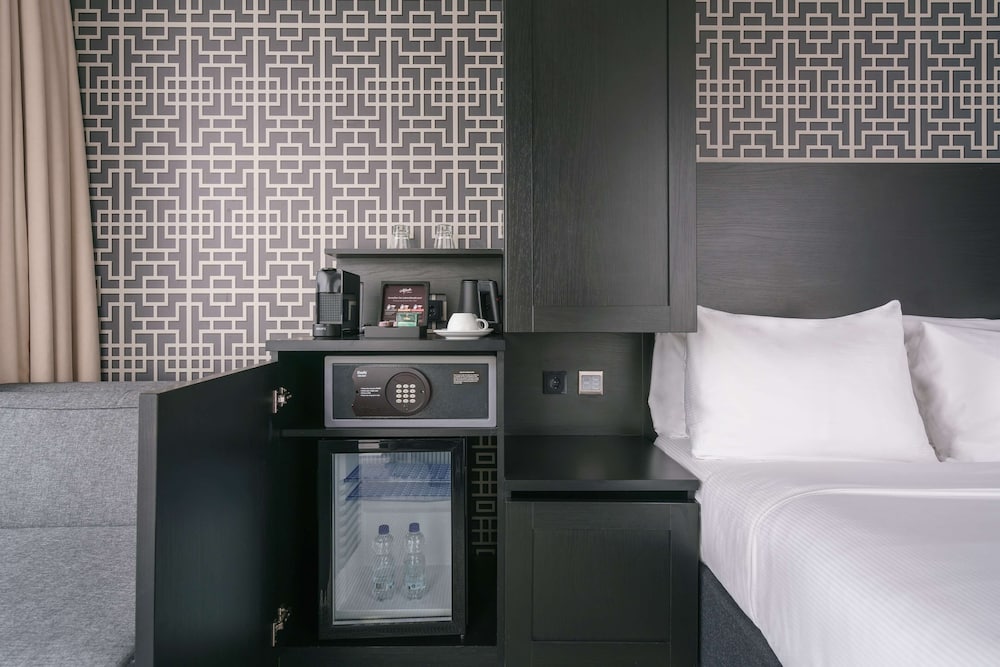 Superior Room, 1 Queen Bed, Non Smoking (Water View) thumbnail 6