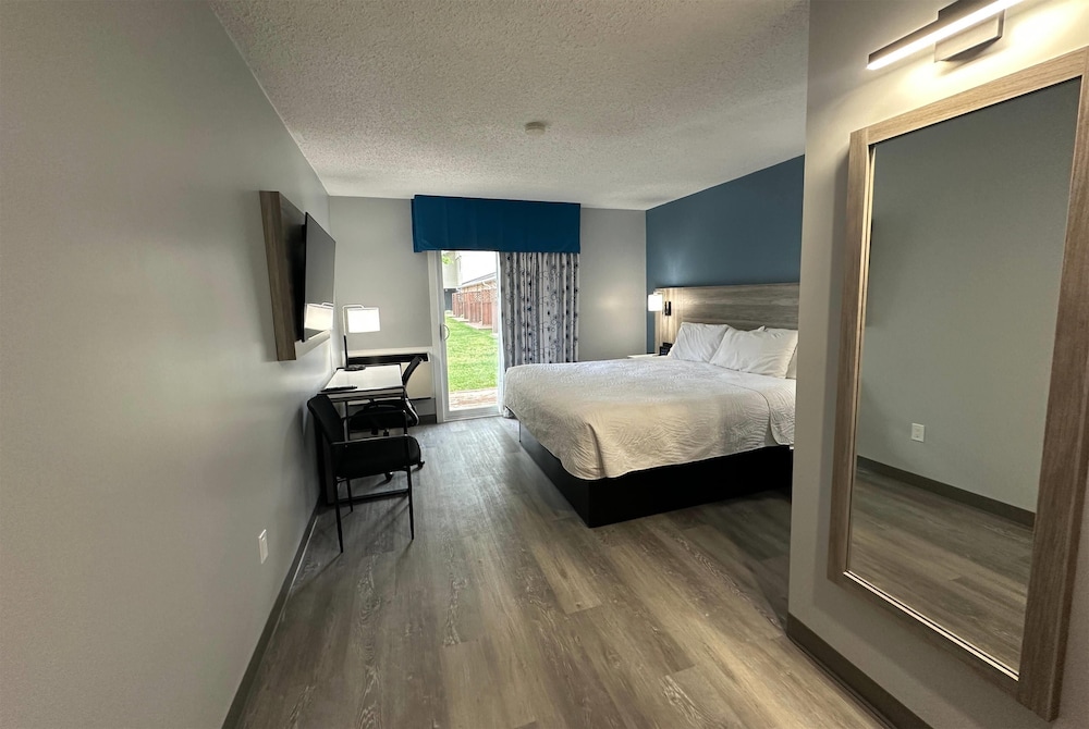 Room, 1 King Bed, Non Smoking (Sundeck) - Photo 1