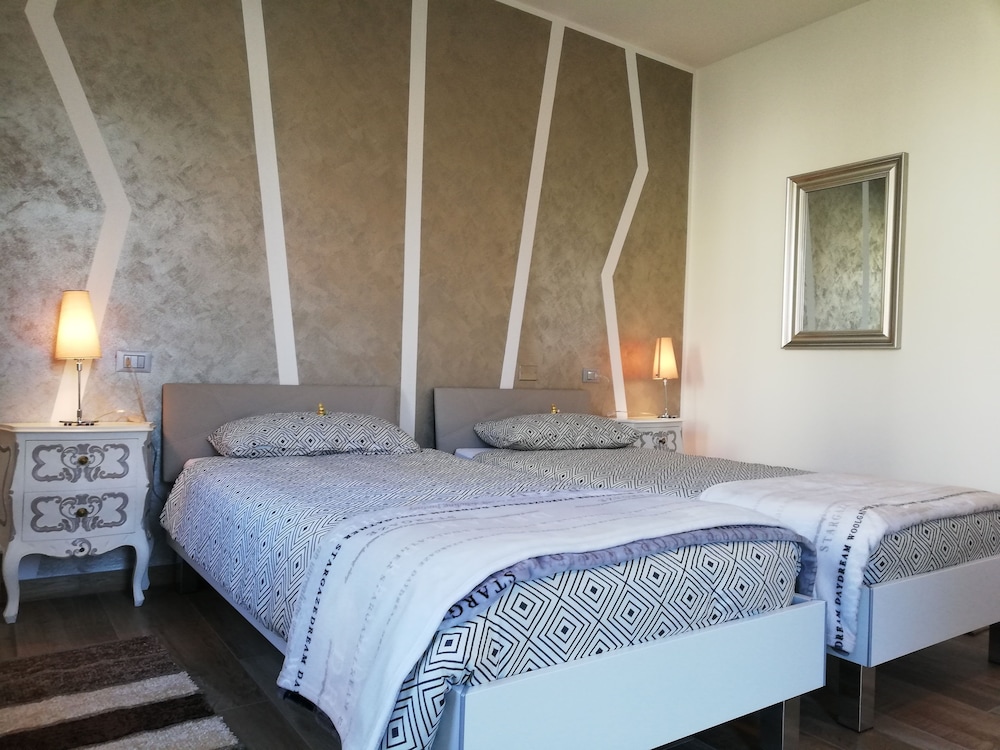 Deluxe Double or Twin Room, Pool View photo 1