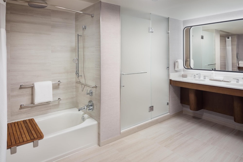 Room, 2 Queen Beds, Accessible, Bathtub - Photo 2