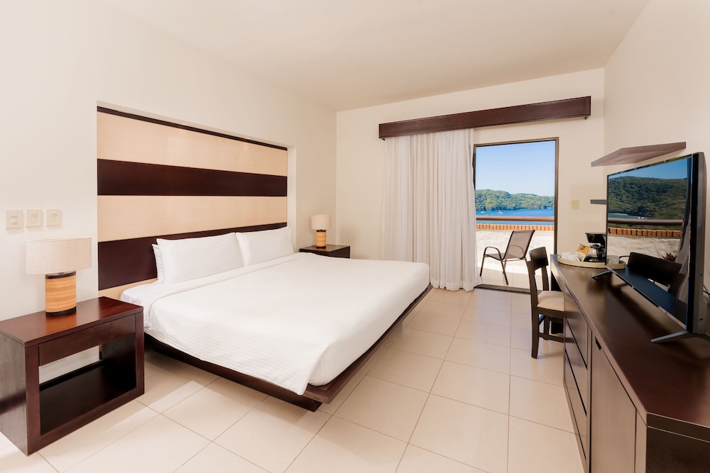 Deluxe Room 1 King Bed - Photo 1