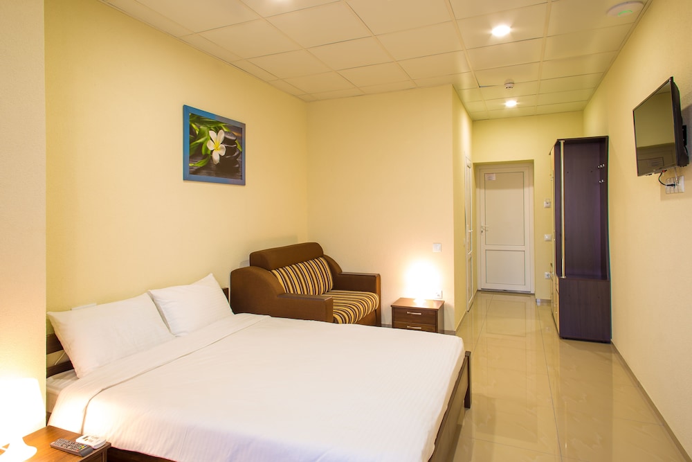 Suite (1 Room)