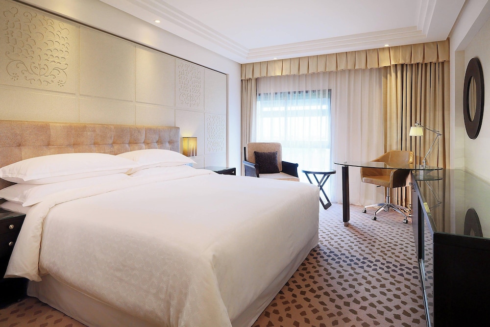 Club Suite, 1 King Bed - Photo 3