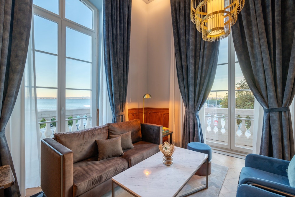 Master Suite, River View