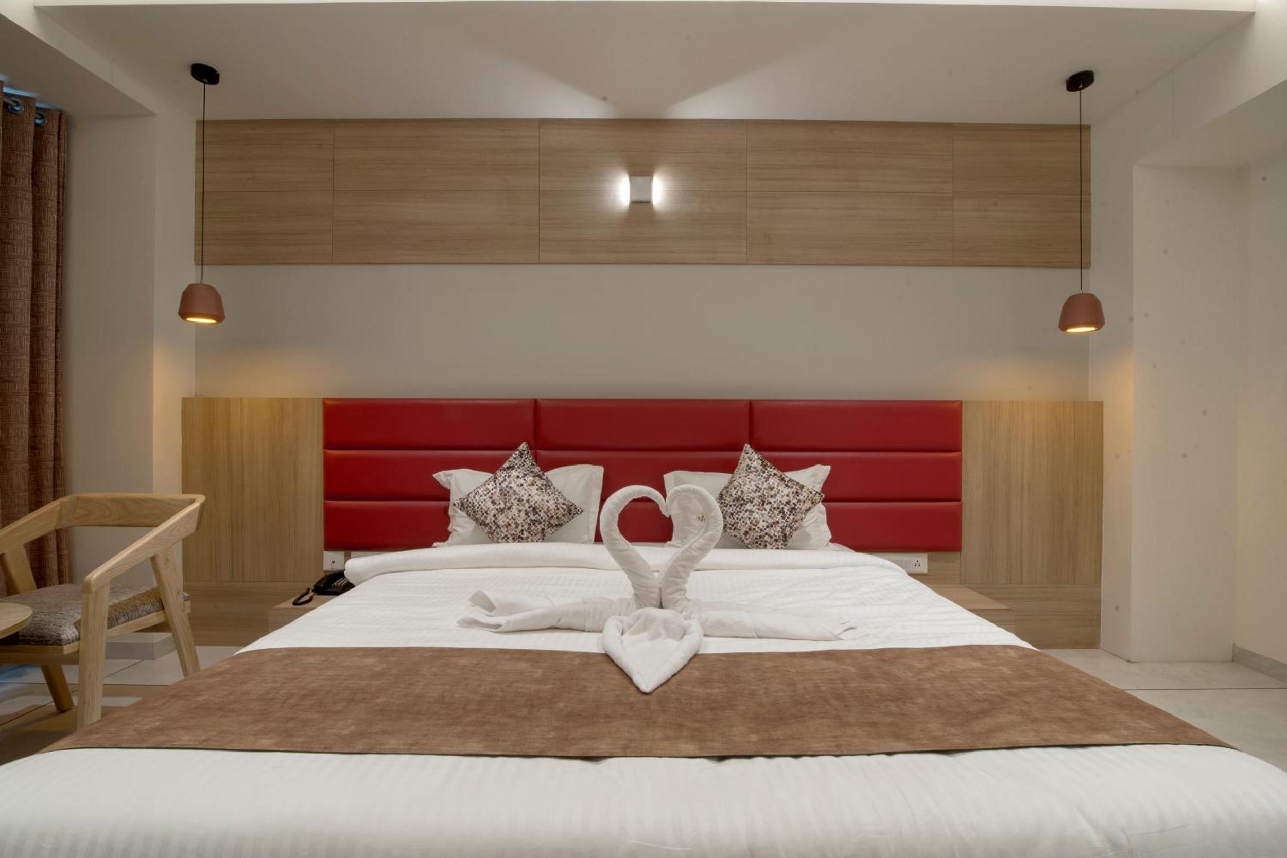 Deluxe King Room - Photo 3