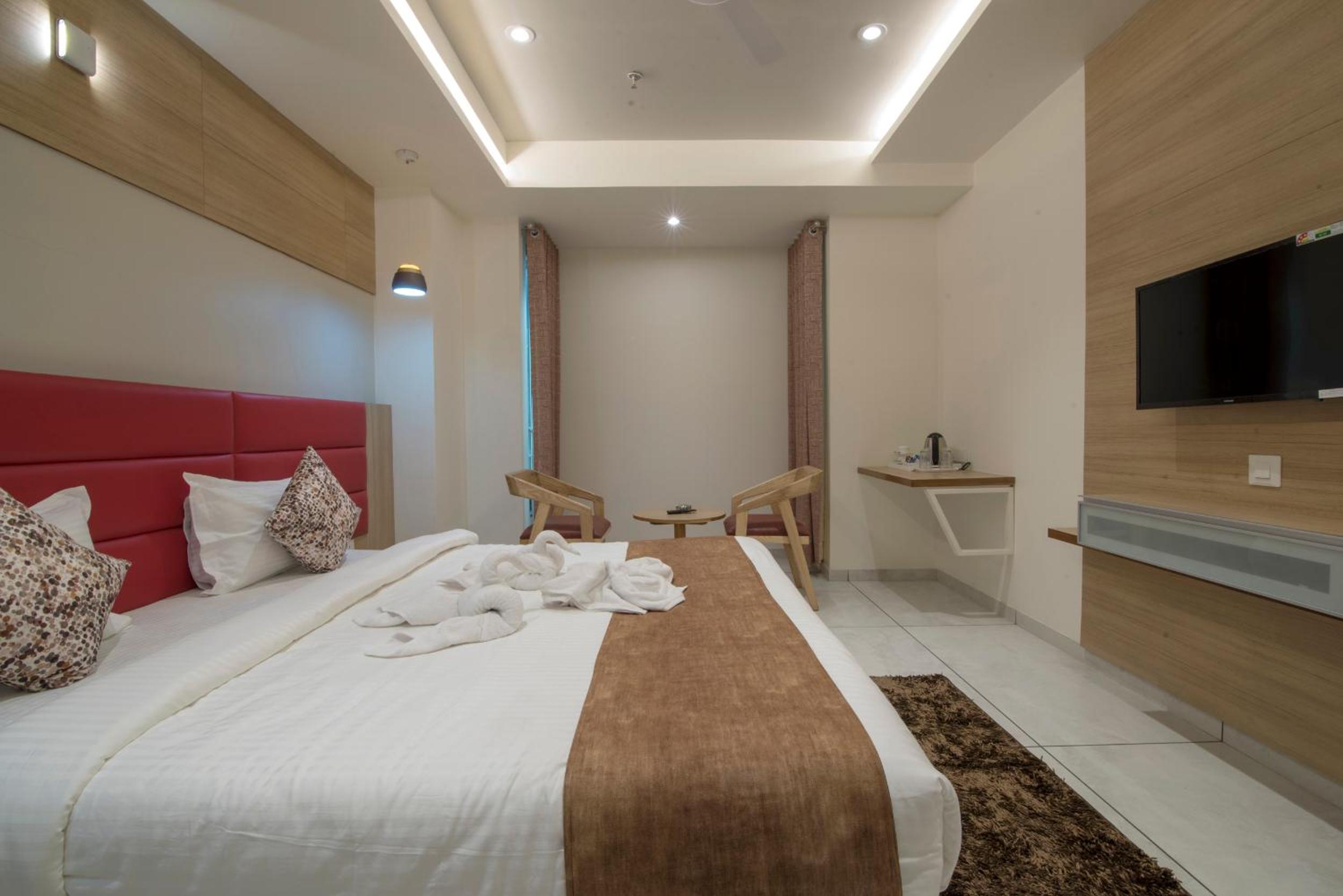 Deluxe King Room - Photo 5