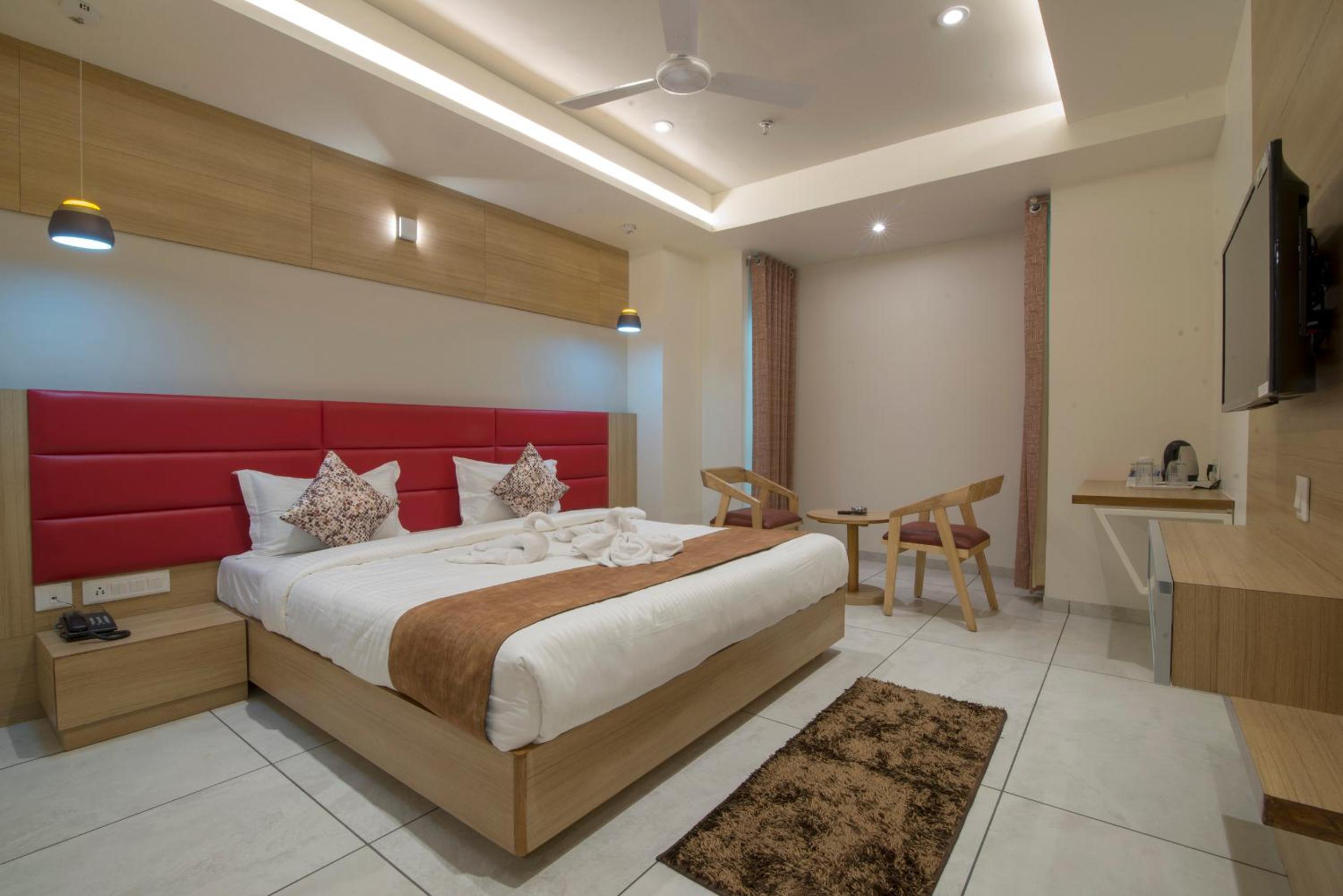 Deluxe King Room - Photo 6