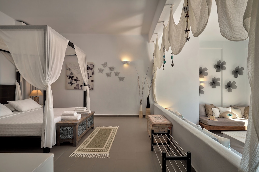 Poolfront Superior Suite with Sea View photo 2