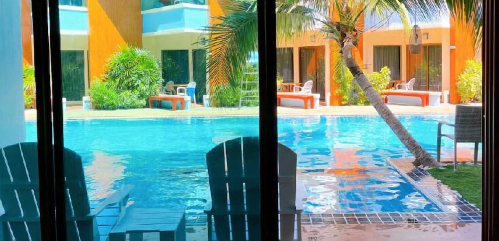 Grand Bunk Bed Pool Access photo 2