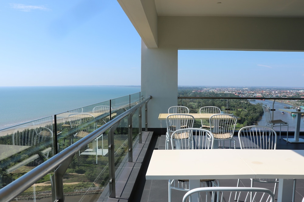 Deluxe Room, 1 King Bed, Sea View photo 3