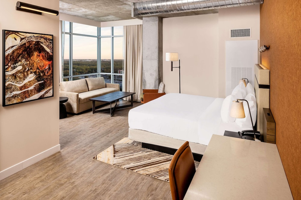 Junior Room, 1 King Bed, Accessible, City View (Corner, Hearing) - Photo 3