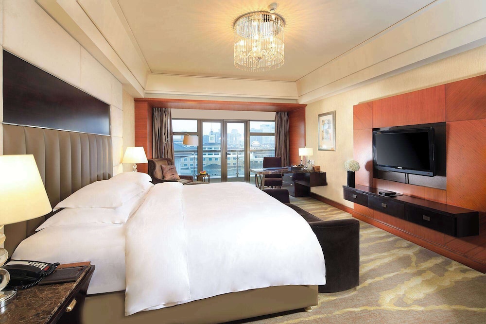 Deluxe King Bed Room - Photo 2