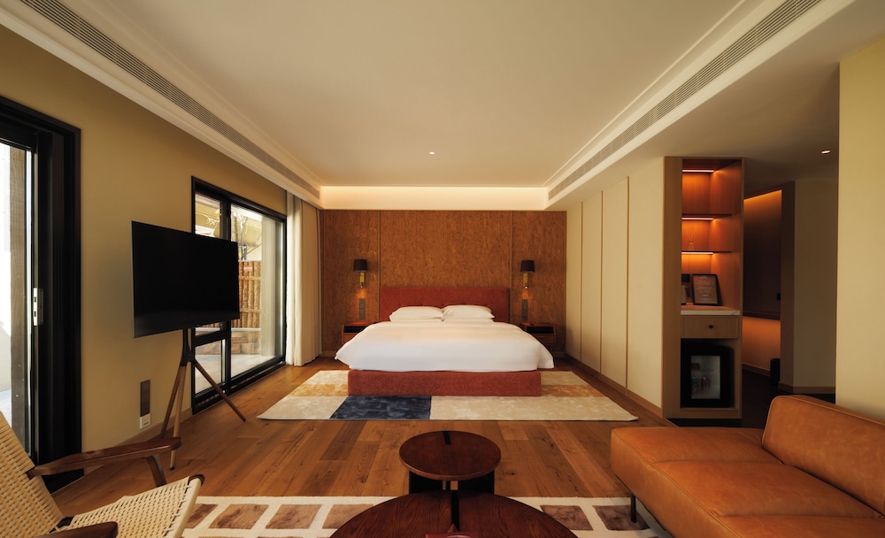 Comfort Suite, Courtyard View