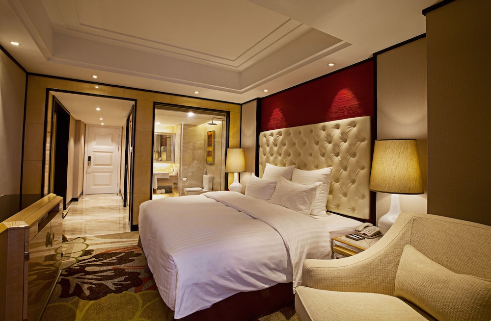Deluxe Room, 1 King Bed photo 2