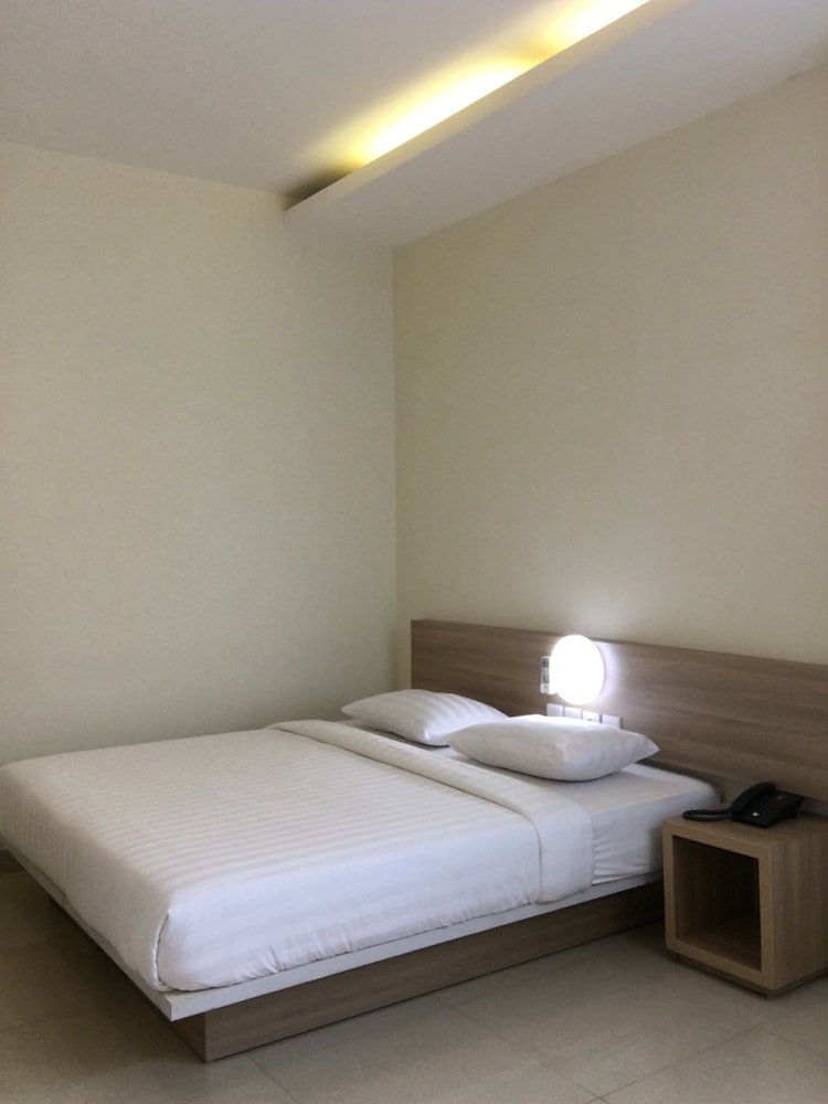 Deluxe Room, 1 King Bed photo 1