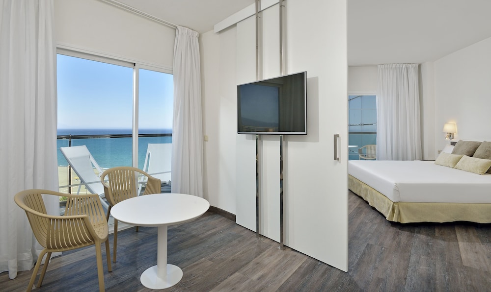 Suite junior, vistas al mar (Xtra Sol, 2 Ad + 2Ch)